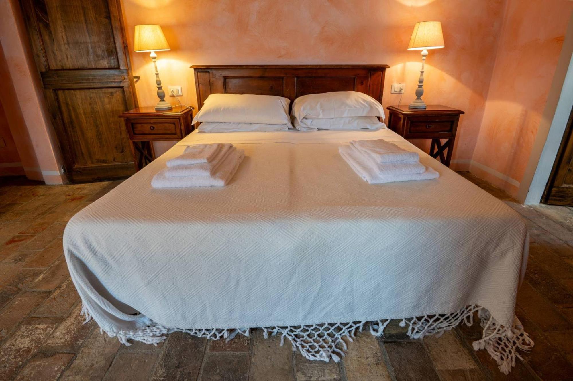 Antognola Castello Valenzino Bed & Breakfast エクステリア 写真